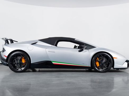 Used 2018 Lamborghini Huracan Performante AWD/4WD image 9