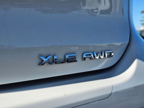 Used 2022 Toyota Highlander XLE AWD/4WD image 18