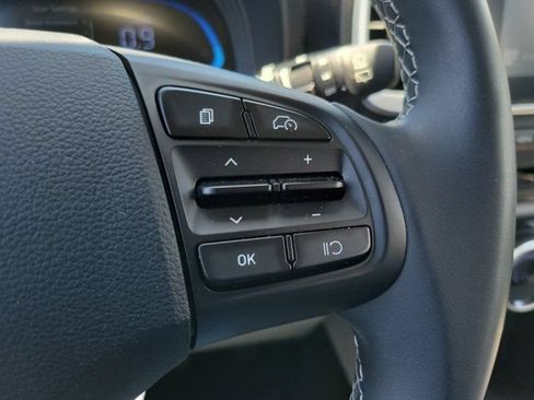 Certified 2025 Hyundai Venue SEL FWD image 19
