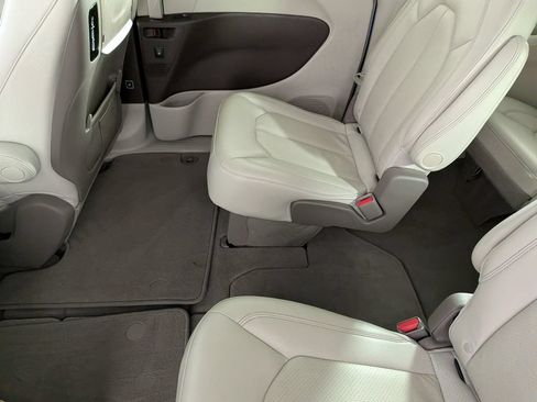 Used 2020 Chrysler Pacifica Touring-L Plus FWD image 37