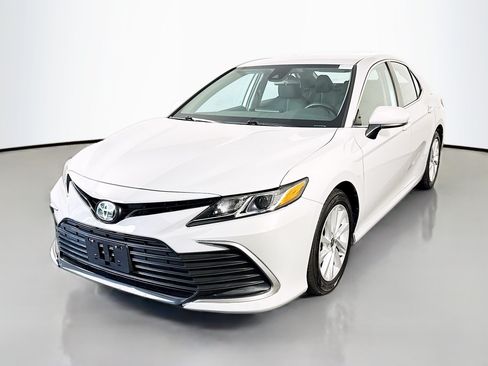 Used 2022 Toyota Camry LE FWD image 4