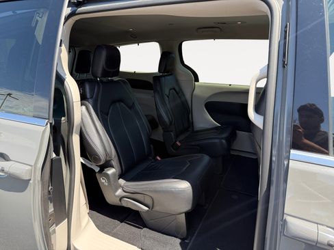 Used 2022 Chrysler Pacifica Touring-L FWD image 18