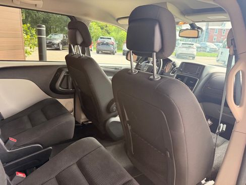 Used 2020 Dodge Grand Caravan SE w/ UConnect Hands-Free Group FWD image 15