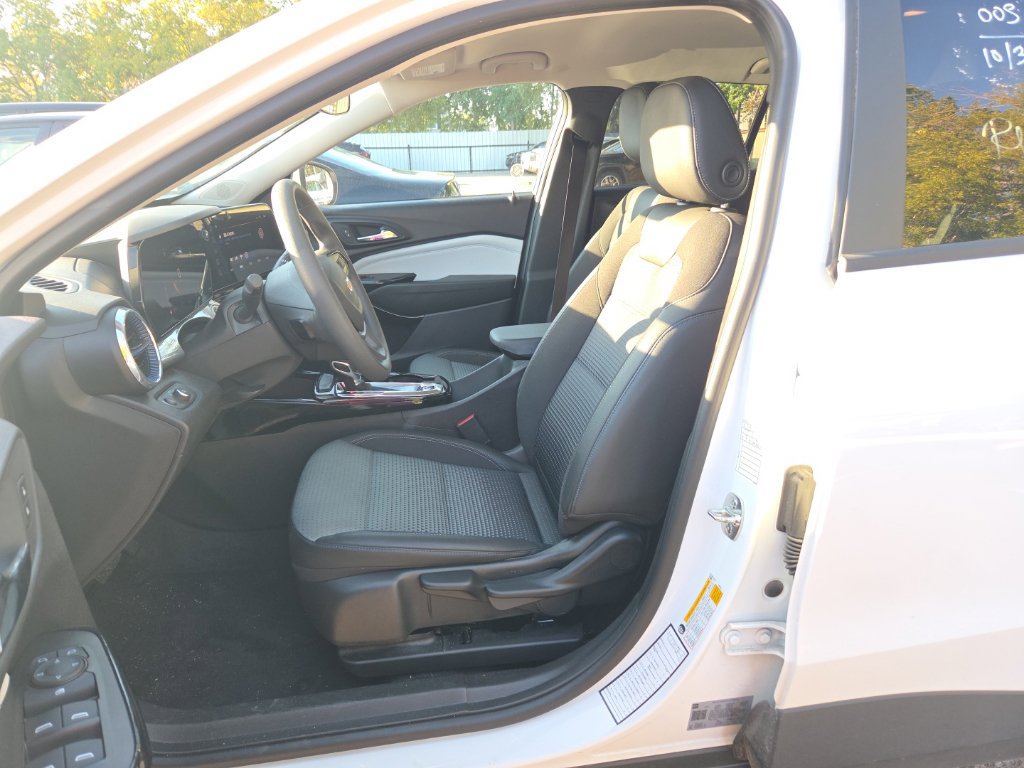 Used 2026 Chevrolet Trax LT FWD image 3