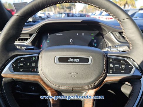 Used 2024 Jeep Grand Cherokee Summit w/ Luxury Tech Group V image 18