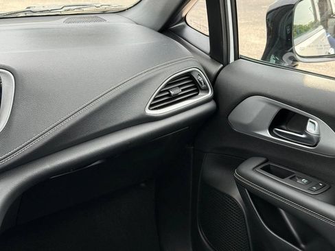 Used 2024 Chrysler Pacifica Limited FWD image 13
