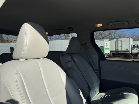 Used 2012 Toyota Sienna XLE image 19