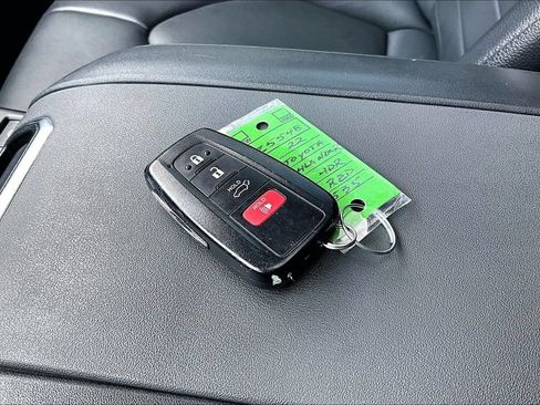 Used 2022 Toyota Highlander XLE FWD image 12