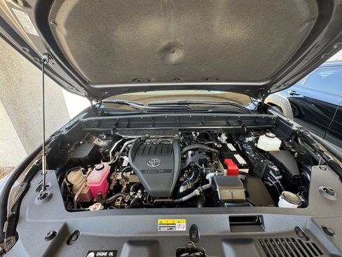 Used 2025 Toyota Highlander XSE AWD/4WD image 36
