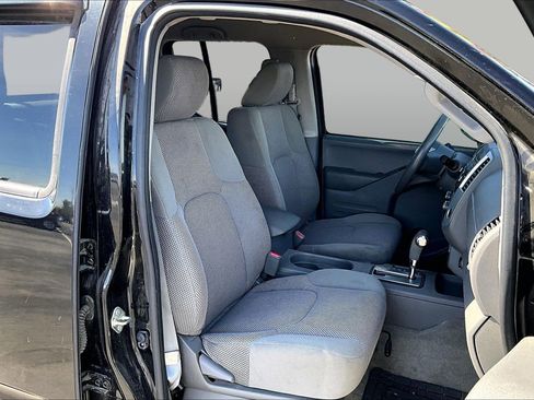 Used 2016 Nissan Frontier SV image 5