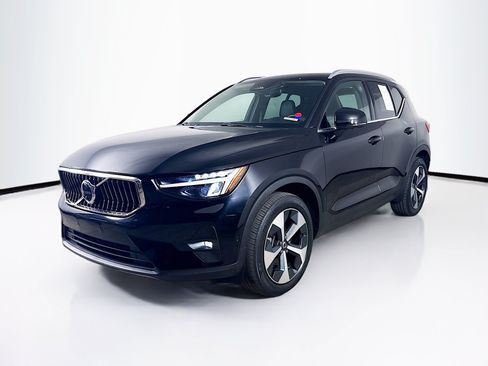 Used 2023 Volvo XC40 B5 Plus w/ Driver Assist Package AWD/4WD image 4