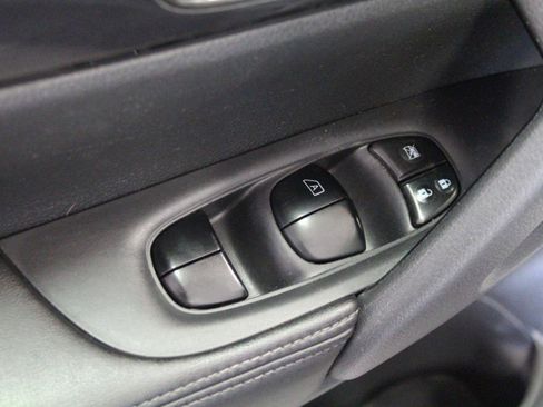 Used 2018 Nissan Rogue SV image 19