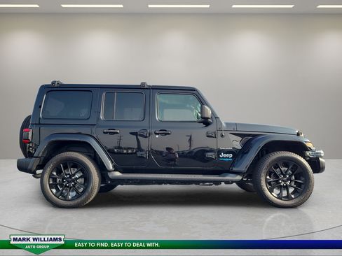 Used 2021 Jeep Wrangler Unlimited Sahara w/ Cold Weather Group AWD/4WD image 30
