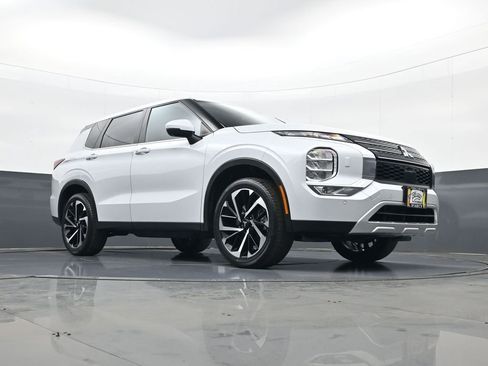 Used 2024 Mitsubishi Outlander SE image 24