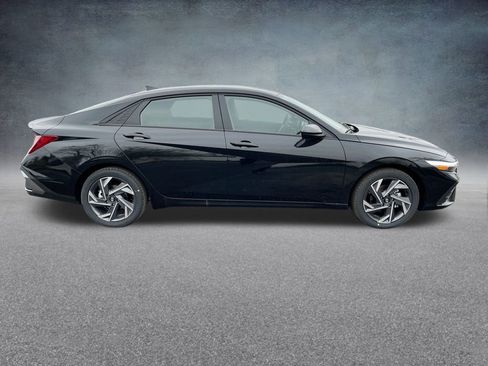 Certified 2025 Hyundai Elantra Sport image 33