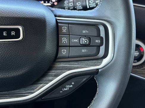 Used 2022 Jeep Wagoneer Series III AWD/4WD image 39