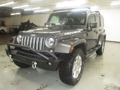Used 2018 Jeep Wrangler Unlimited Sahara w/ Dual Top Group AWD/4WD image 3