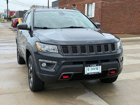 Used 2017 Jeep Compass Trailhawk w/ Leather Interior Group AWD/4WD image 3