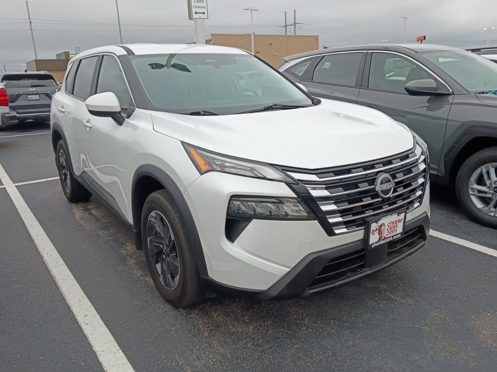 Used 2026 Nissan Rogue SV FWD image 3