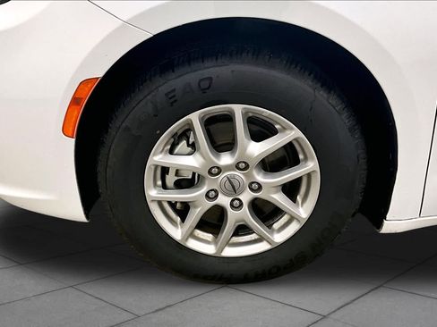 Used 2024 Chrysler Pacifica Touring-L FWD image 11