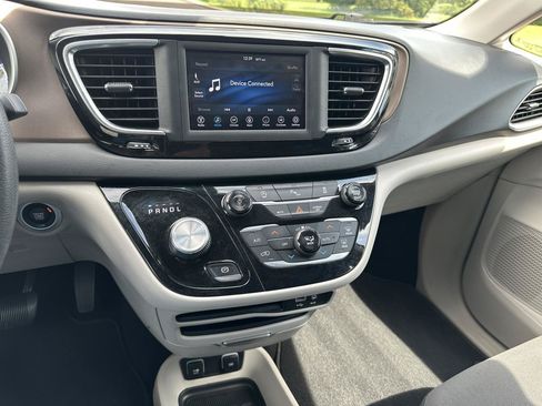 Used 2018 Chrysler Pacifica Touring Plus w/ Tire & Wheel Group FWD image 23