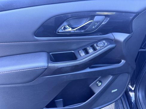 Used 2023 Chevrolet Traverse RS image 18