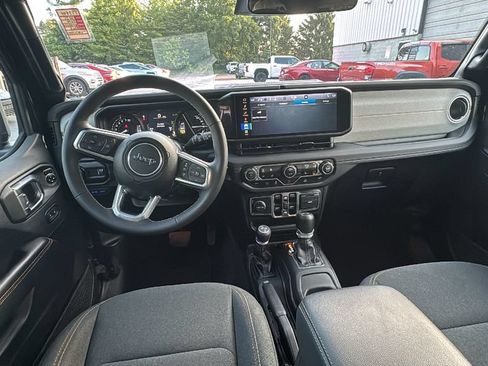 Used 2025 Jeep Wrangler Unlimited Sahara AWD/4WD image 9
