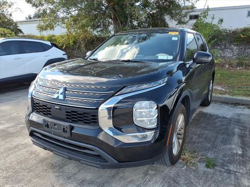 Used 2023 Mitsubishi Outlander ES image 3