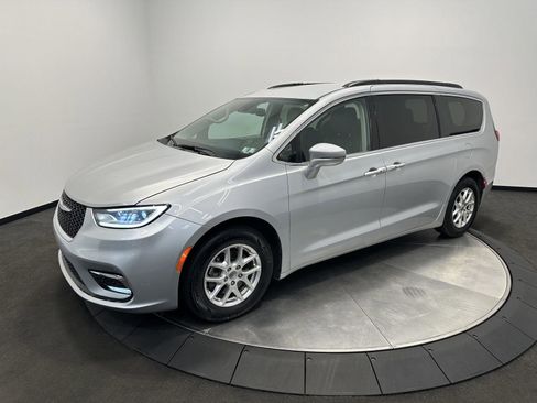 Used 2022 Chrysler Pacifica Touring-L FWD image 4