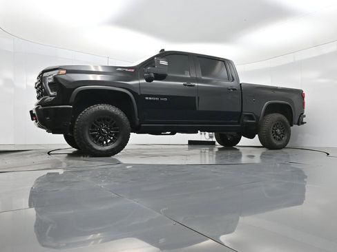 Used 2025 Chevrolet Silverado 2500 ZR2 w/ Technology Package image 7