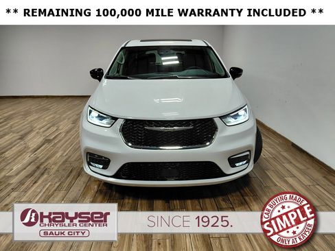 Certified 2024 Chrysler Pacifica Limited image 3