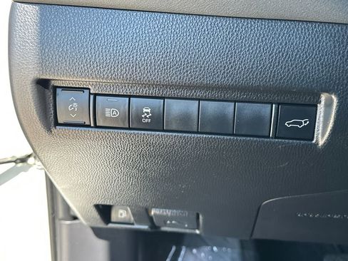 Used 2022 Toyota Venza XLE AWD/4WD image 22