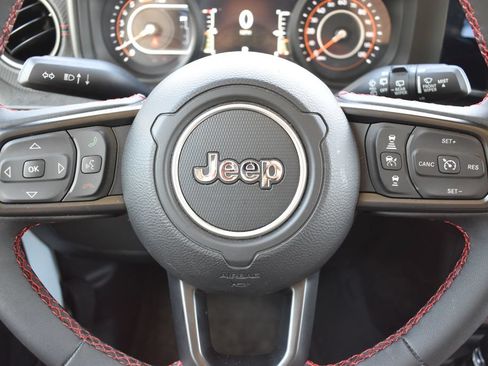Used 2025 Jeep Wrangler Unlimited Rubicon w/ Convenience Group AWD/4WD image 13