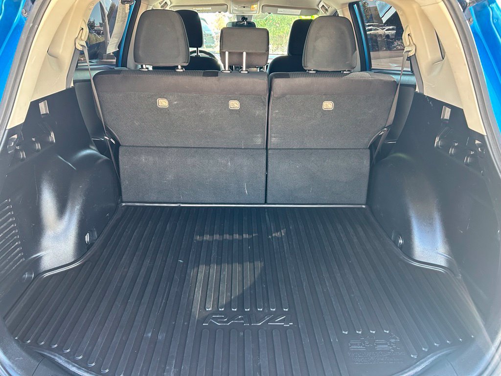 Used 2018 Toyota RAV4 LE w/ All Weather Liner Package AWD/4WD image 27