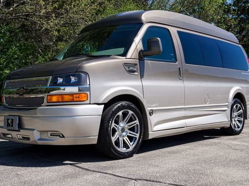 Used 2017 Chevrolet Express 2500 RWD image 24