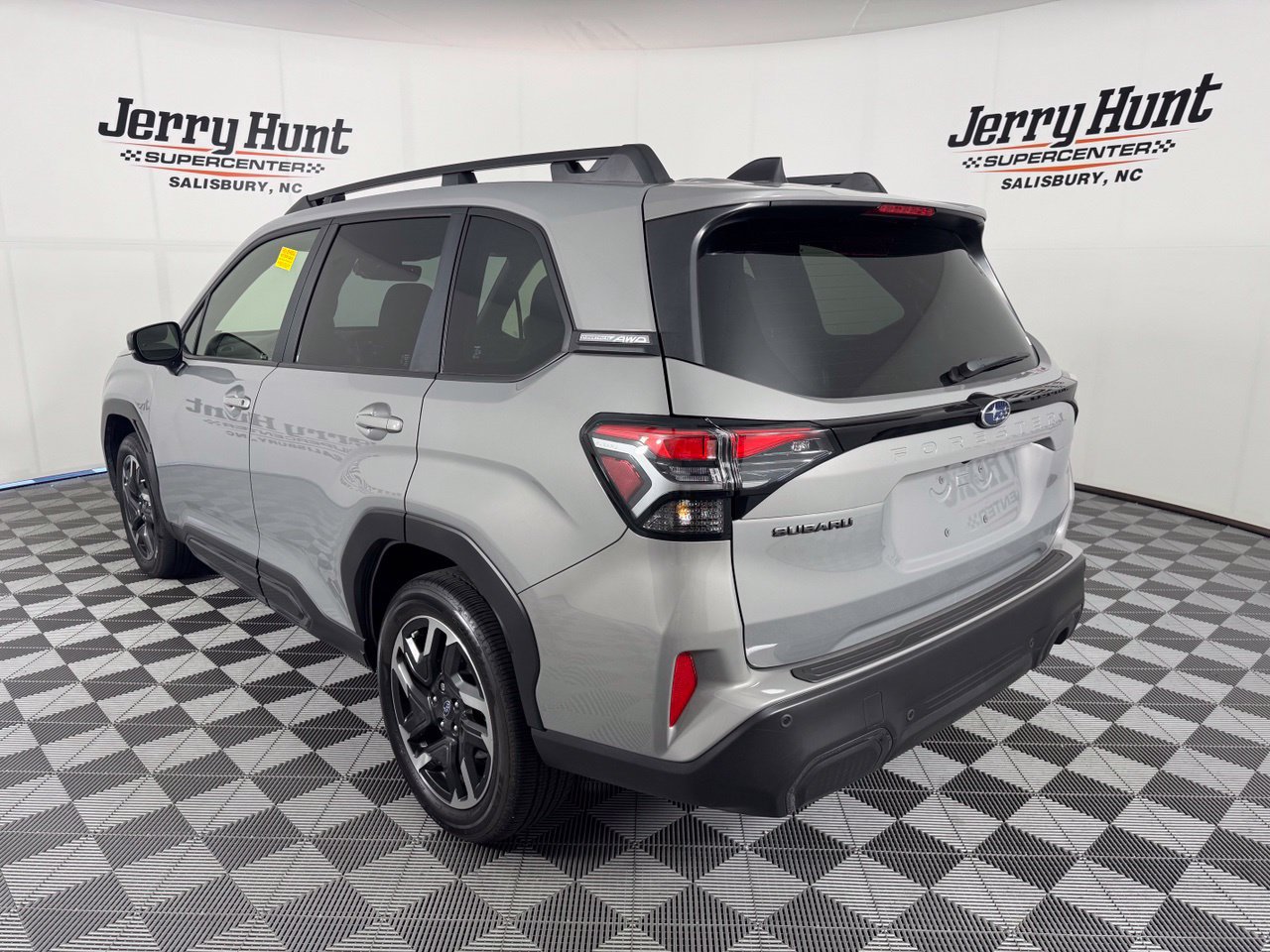 Used 2025 Subaru Forester Limited w/ Popular Package #2 AWD/4WD image 9