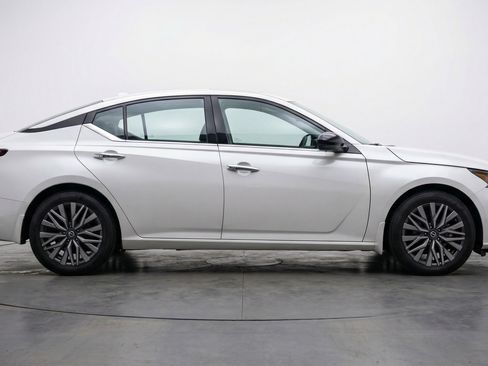 Used 2025 Nissan Altima 2.5 SV FWD image 11