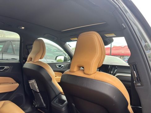 Used 2019 Volvo XC60 T6 Momentum w/ Multimedia Package AWD/4WD image 27