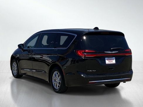 Used 2024 Chrysler Pacifica Touring FWD image 4