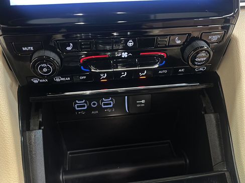 Used 2023 Jeep Grand Cherokee Limited image 24