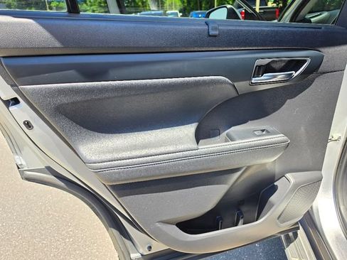 Used 2021 Toyota Highlander XLE AWD/4WD image 23