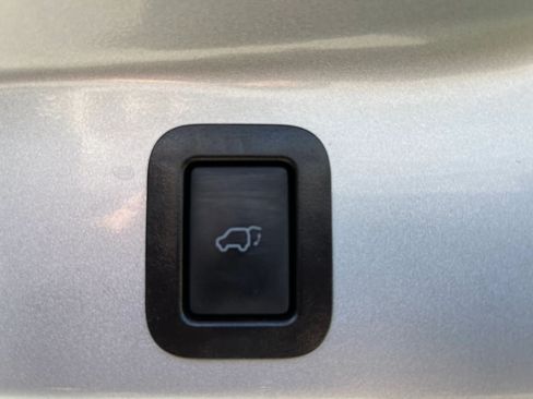 Used 2019 Toyota Highlander XLE FWD image 11