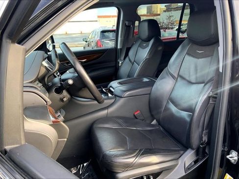 Used 2020 Cadillac Escalade Premium Luxury image 24