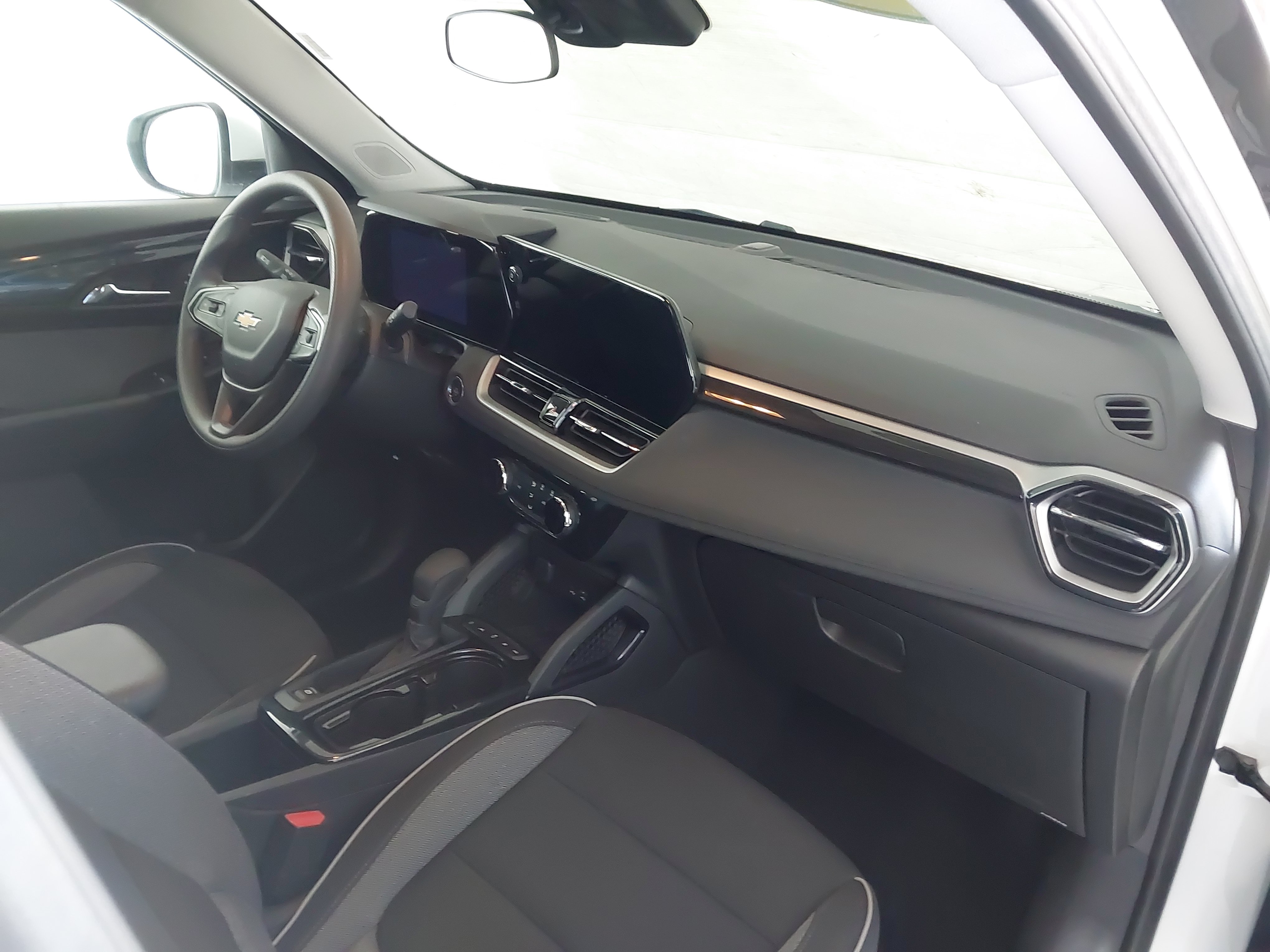 Used 2025 Chevrolet TrailBlazer LT AWD/4WD image 27