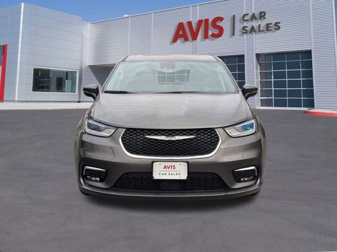 Used 2023 Chrysler Pacifica Touring-L image 9