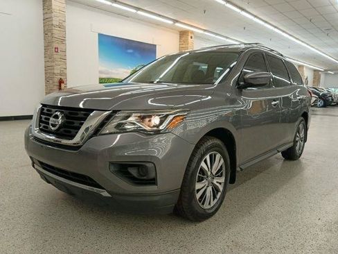 Used 2019 Nissan Pathfinder S FWD image 1