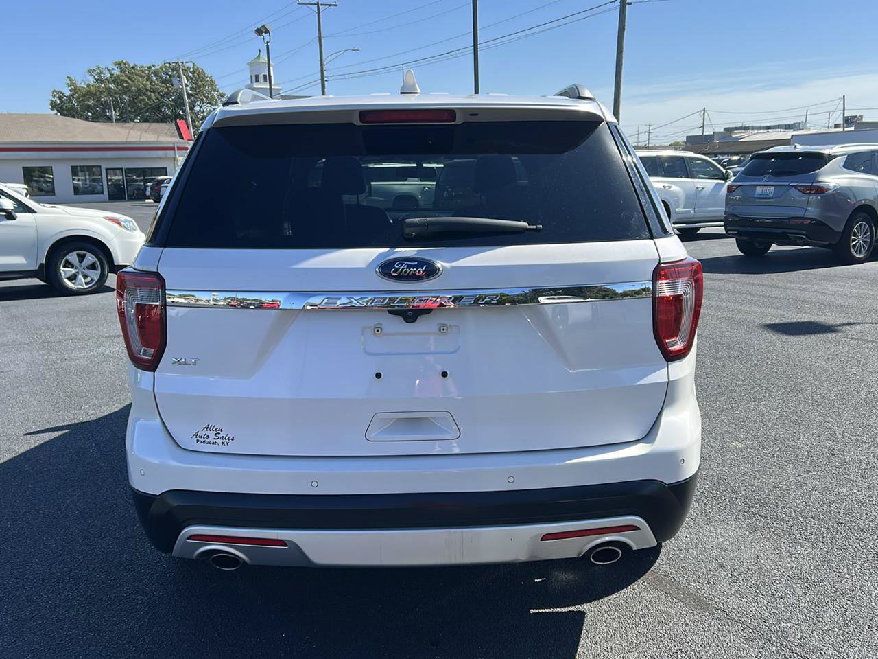 Used 2017 Ford Explorer XLT w/ Equipment Group 202A FWD image 6