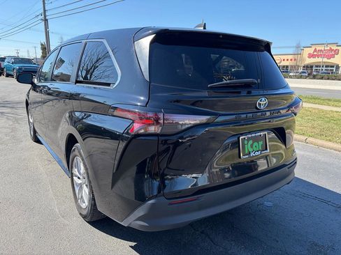 Used 2024 Toyota Sienna LE image 9