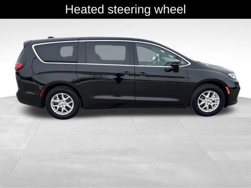 Used 2025 Chrysler Pacifica Select image 7