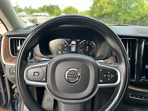 Used 2021 Volvo XC60 T5 Momentum w/ Premium Package AWD/4WD image 13